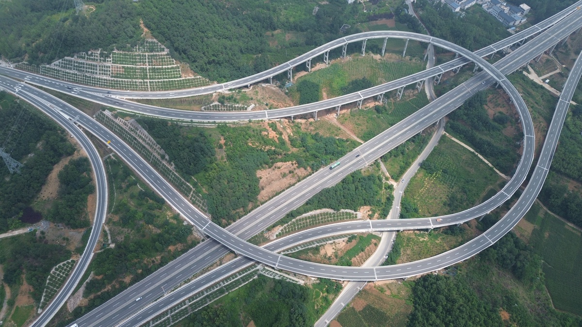 中国高速公路发展历程：从2.5万公里到10万公里