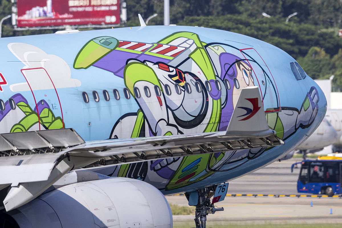 飞机外胎涂什么颜色？