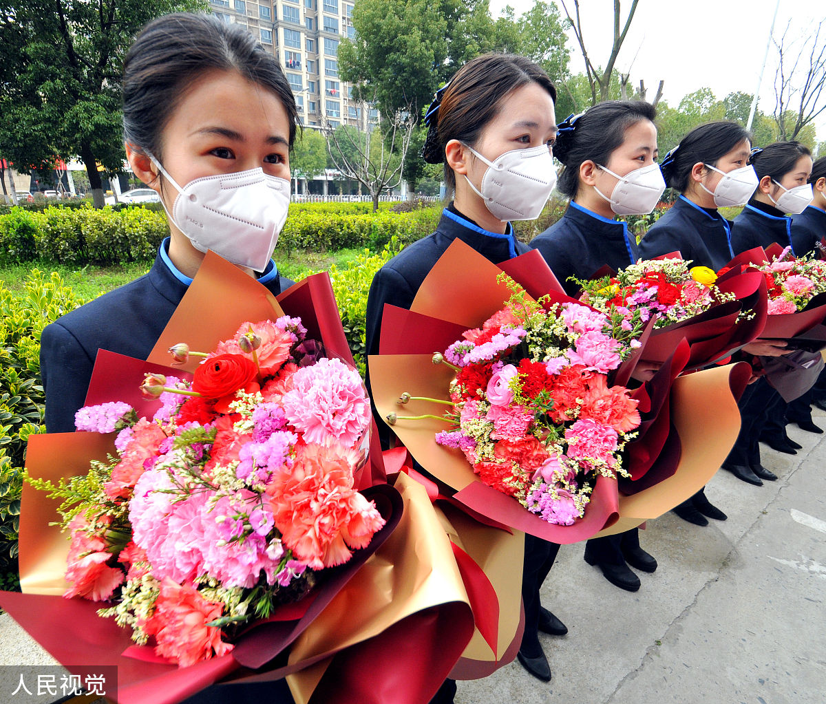 扩写并美化在生活上我注重人际交往尊重他人关心他人积极参加班级和学院组织的活动与同学们保持着良好的关系。在宿舍生活中我也积极与室友沟通交流共同解决学习和生活中的问题。在与导师的交流中我虚心听取导师的指导认真完成各项任务并积极参与导师组织的实验室活动。与师兄师姐的交流中我也不断向他们请教学习经验从他们身上汲取营养不断提高自己的综合素质。通过参加党支部开展的组织生活会以及支部大会等一系列活动我深刻体会到