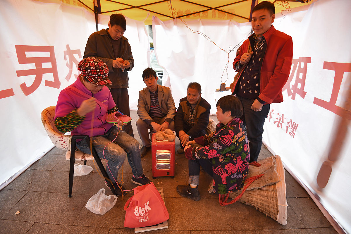 生成工会送温暖的文章 关键字 领导深入一线 送间食 订单紧张 员工劳累