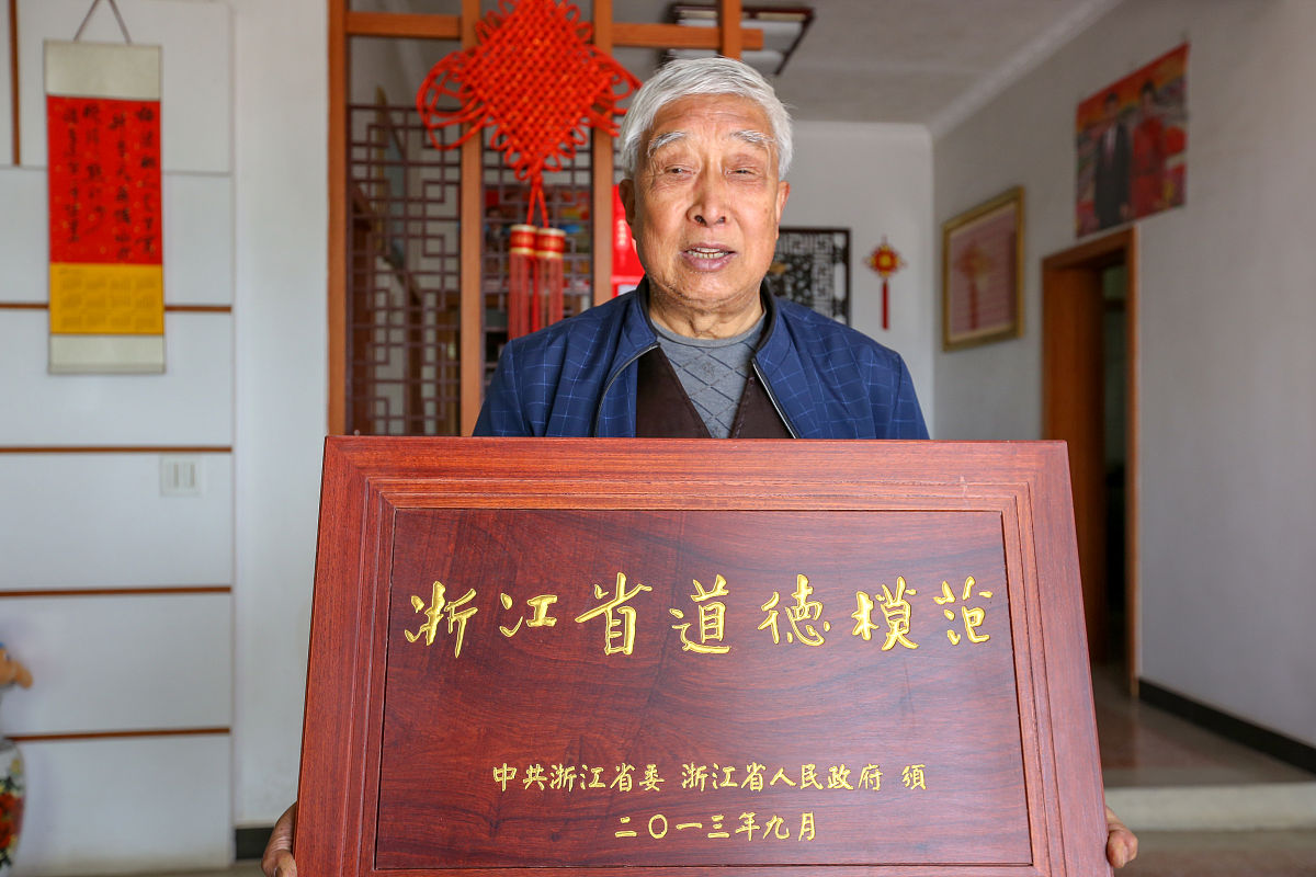 有人说有德有才是正品有德无才是次品无德有才是废品无德无才是毒品有位企业家曾公开声称宁选才差德高之人不取才优无德之辈。作为商务人员请您谈谈在今后的学习和工作中如何提高自身的道德修养做一个有德有才之人？