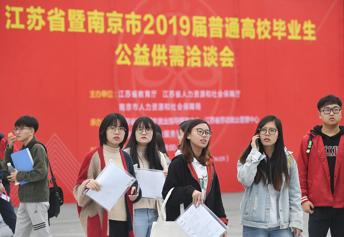 请新闻稿活动名称是济南大学文化和旅游学院学生会三月份工作总结会议会议内容是第一项青协汪之盈同学分享儒商大会经验第二项各部门负责人汇报三月份工作总结第三项吕龙飞老师进行会议总结和工作指导。在大会结束以后各部门内部召开部门会议交流工作。
