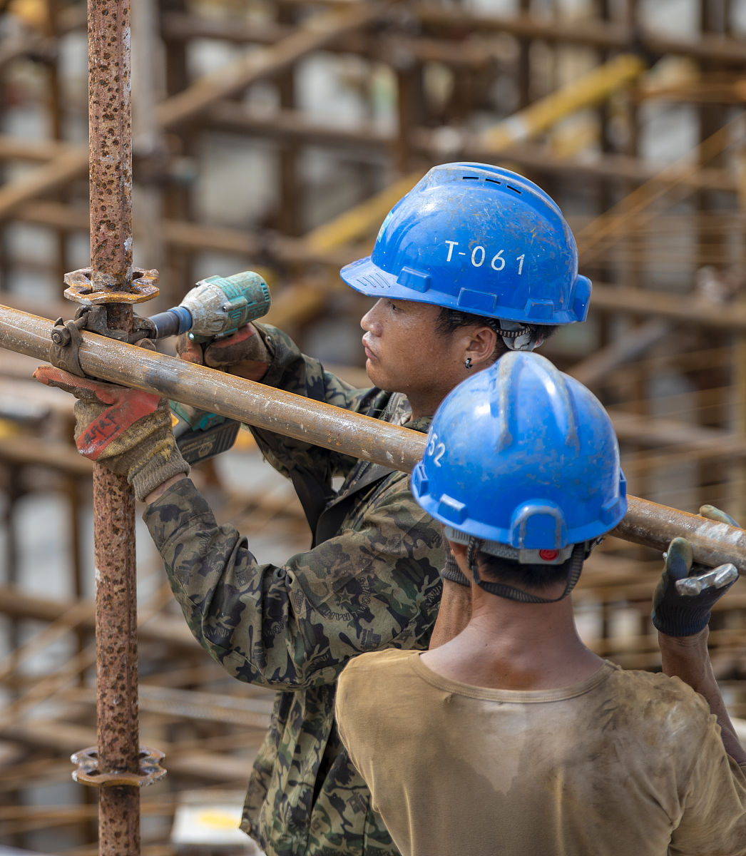 2020年9月21日,在海口国际免税城项目工地,建设者们加紧施工.目前,该