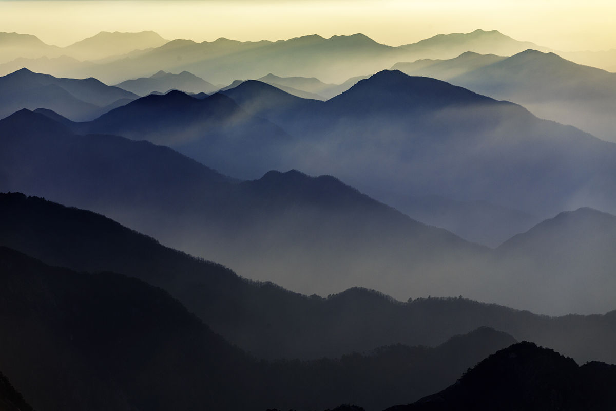 2019年3月4日傍晚,安徽黄山,在黄山之巅,远望外围山峦,迷雾笼罩的山峰