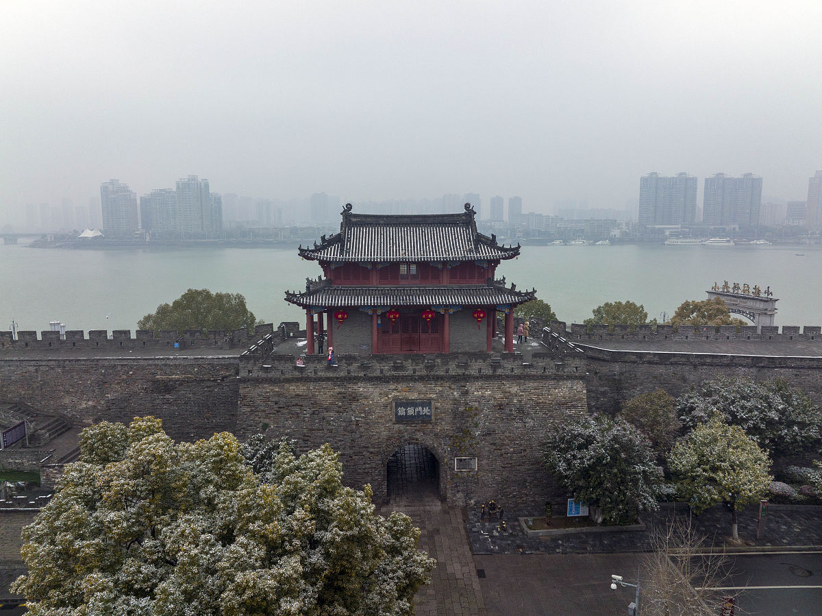 2022年1月21日,湖北襄阳迎来降雪天气,白雪覆盖临汉门城楼,襄阳古城犹