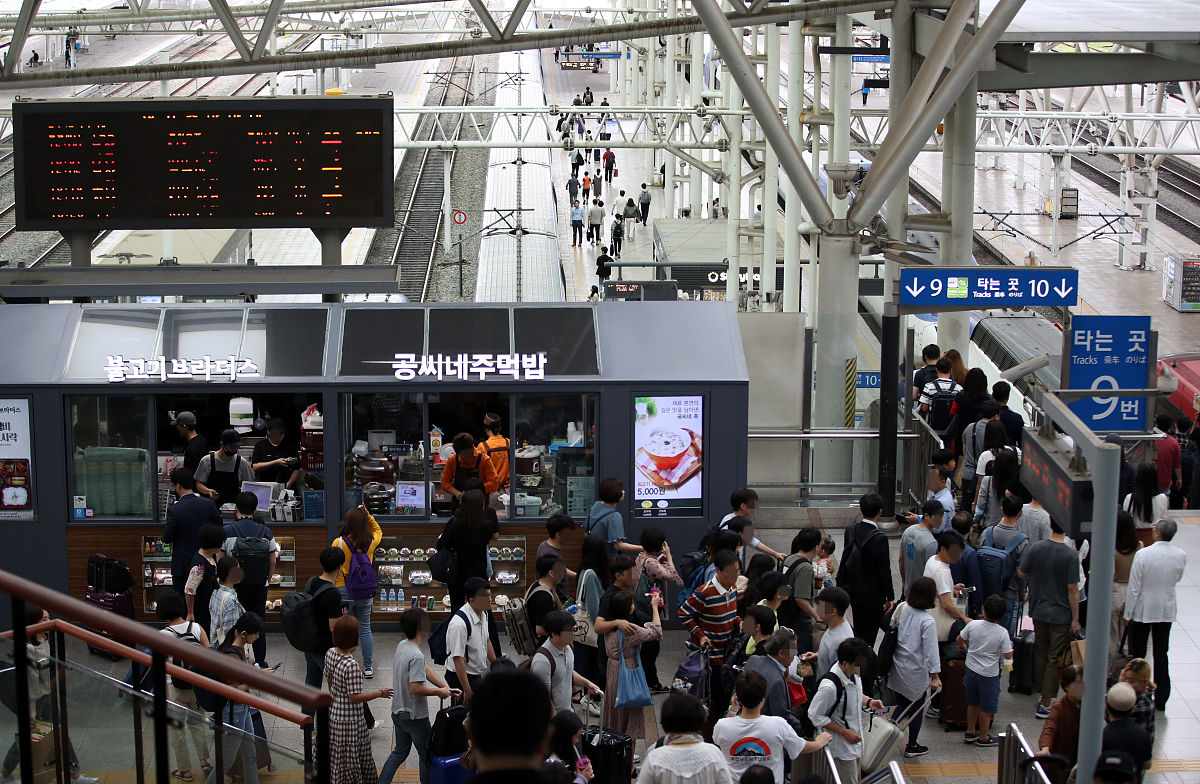 当地时间2019年9月12日,韩国首尔,民众准备乘火车回家过中秋节.韩国终