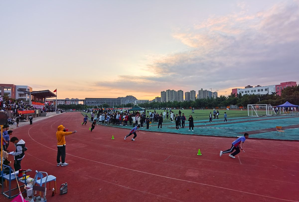 2020年12月3日,在南宁市东盟中学田径场,男生在参加4x100米接力比赛.
