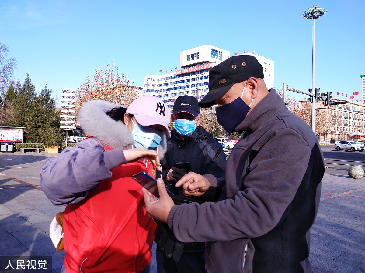 2020年3月1日,山西省阳泉市南山公园工作人员对入园游客,进行实名登记