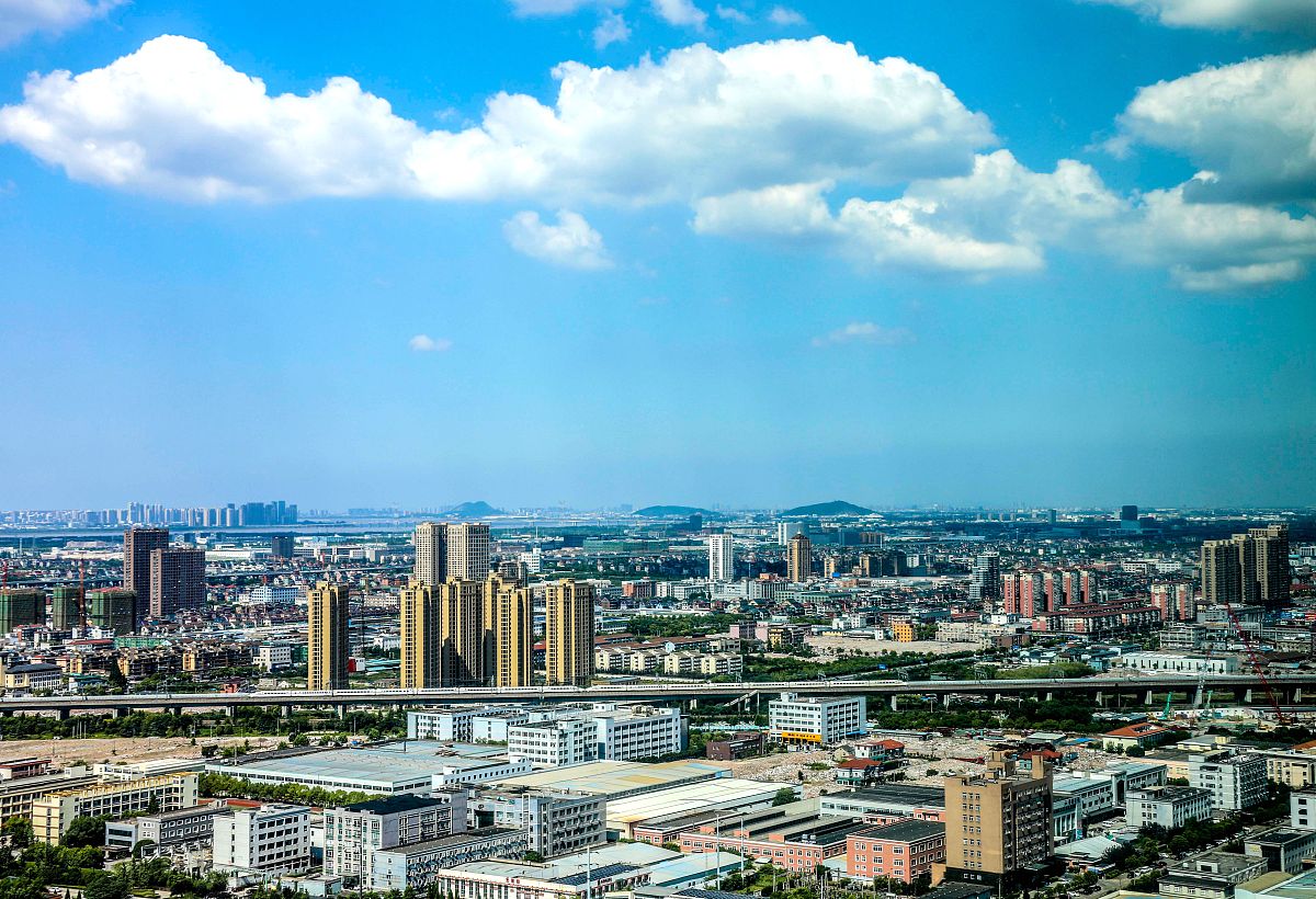 2018年7月15日,高铁从浙江杭州萧山区如画的城市风景中穿过.