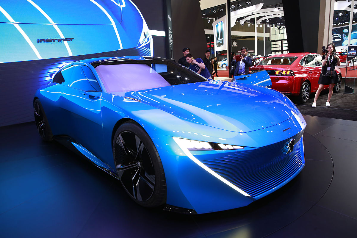 梦想中的完美座驾：宝蓝色跑车，兼具性能与实用性