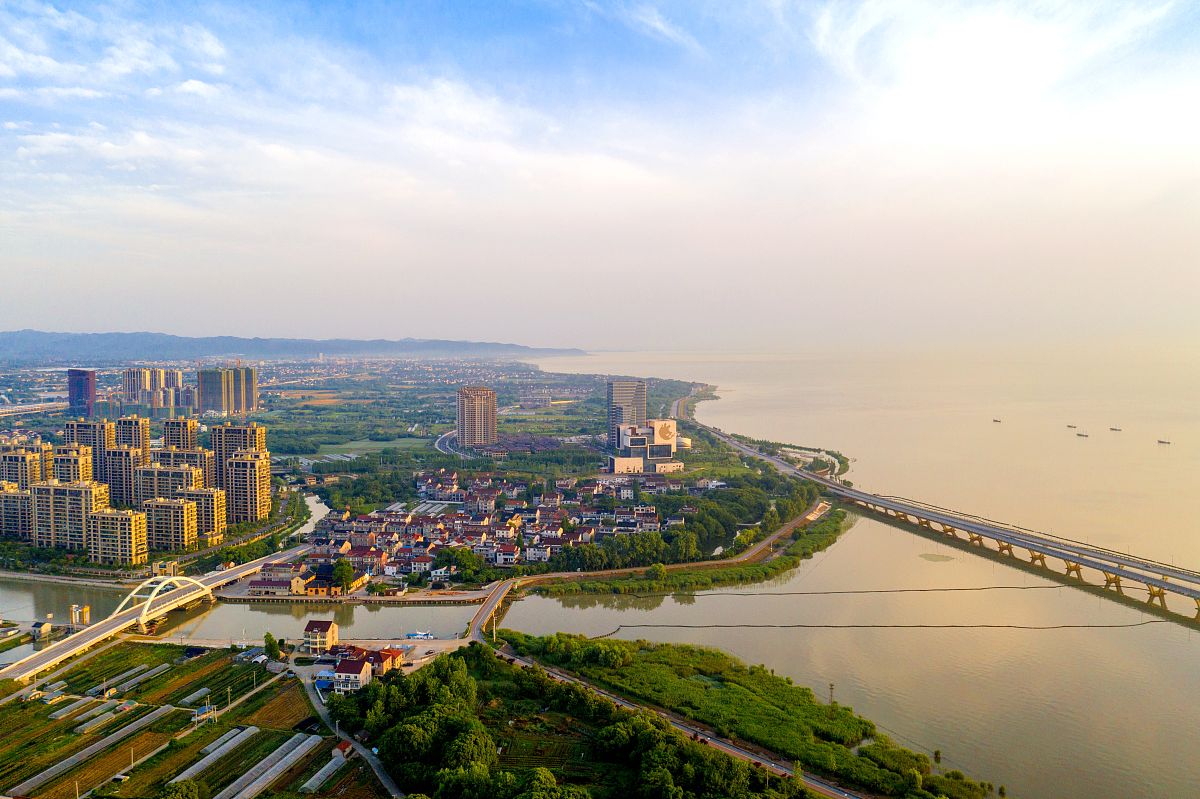 2021年5月28日,浙江省湖州市长兴县,太湖西南岸现代化建筑与太湖水交