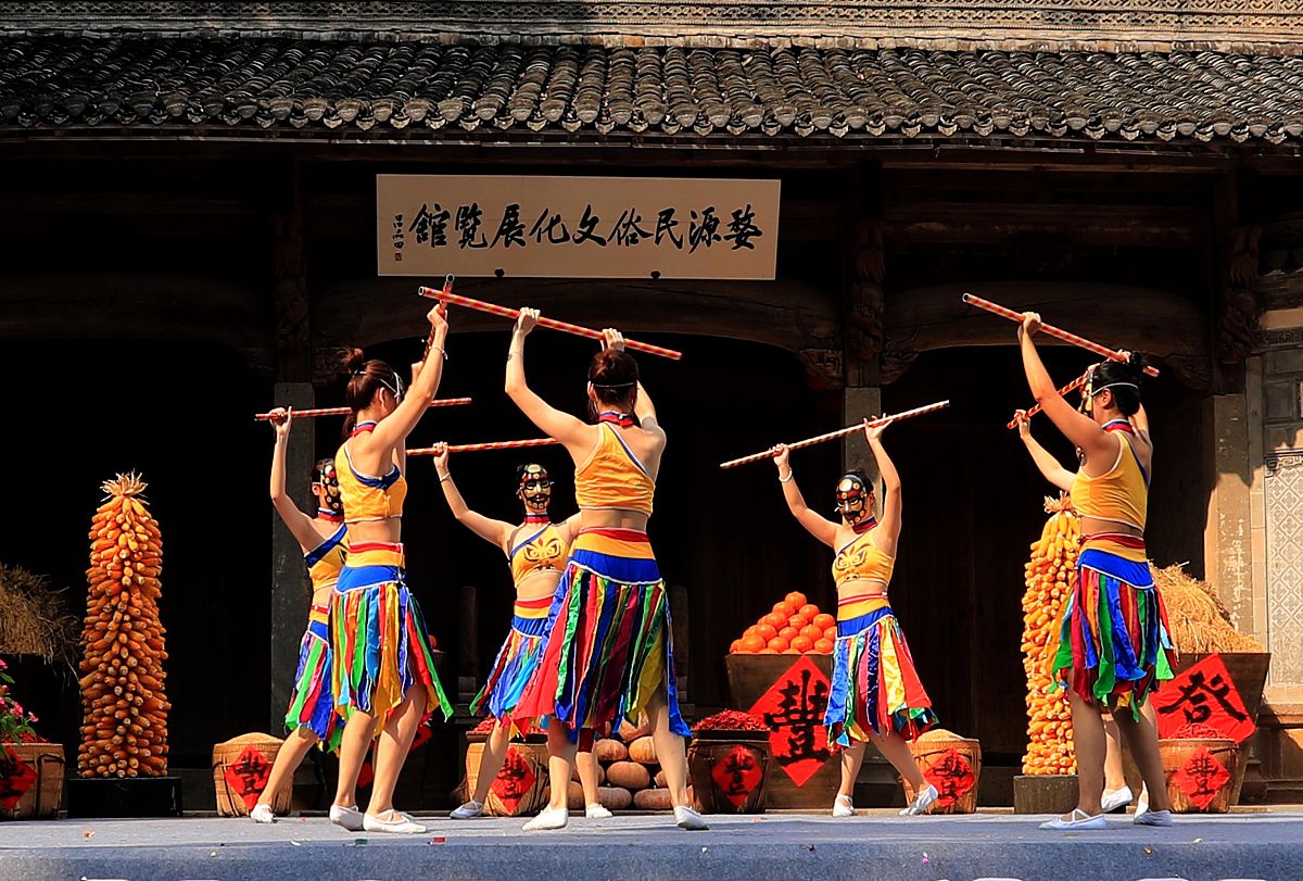 2019年9月12日,江西上饶,演员们在第五届中国篁岭晒秋(美食)节开幕式