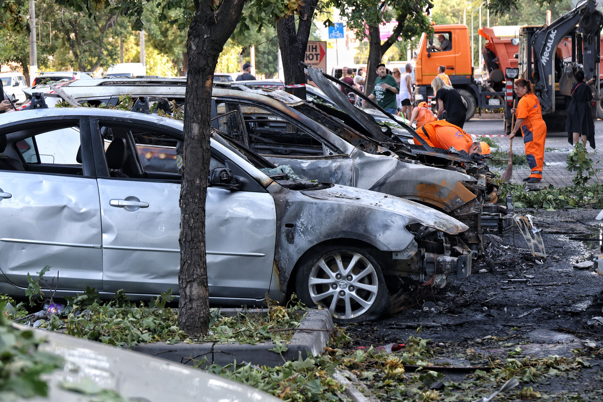凯业街发生交通事故：两车相撞致一人受伤，车辆起火