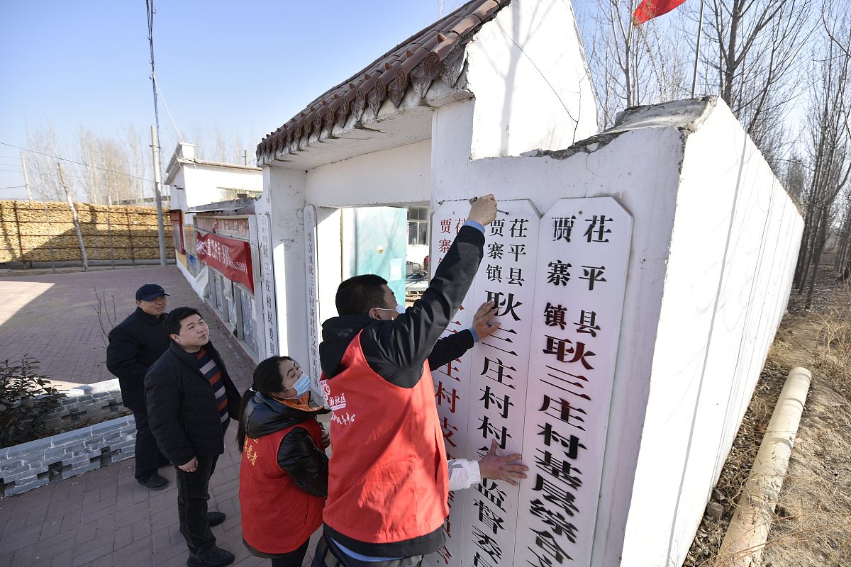 论述乡村振兴视域下农村法治建设中强化村干部法治培训提升村民委员会法治工作实效的策略不少于500字。