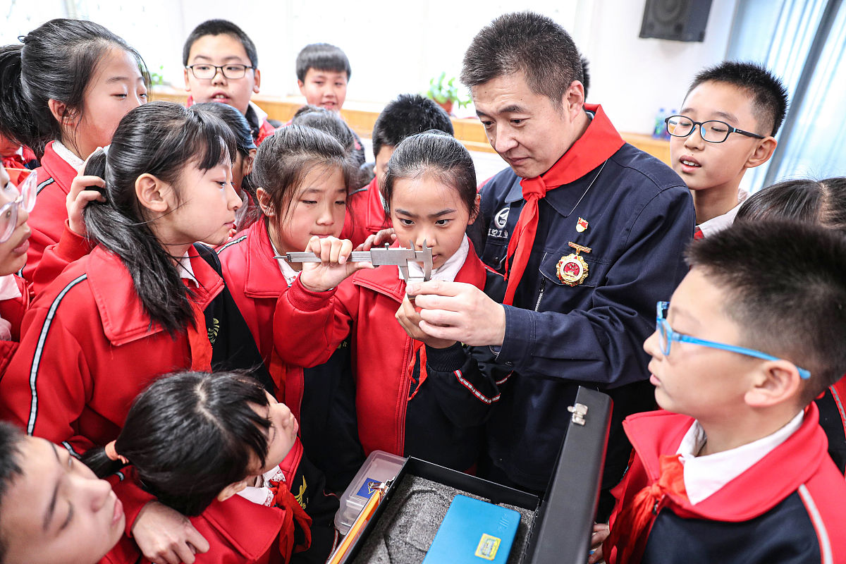 劳模精神：勤劳、进取、奉献的典范