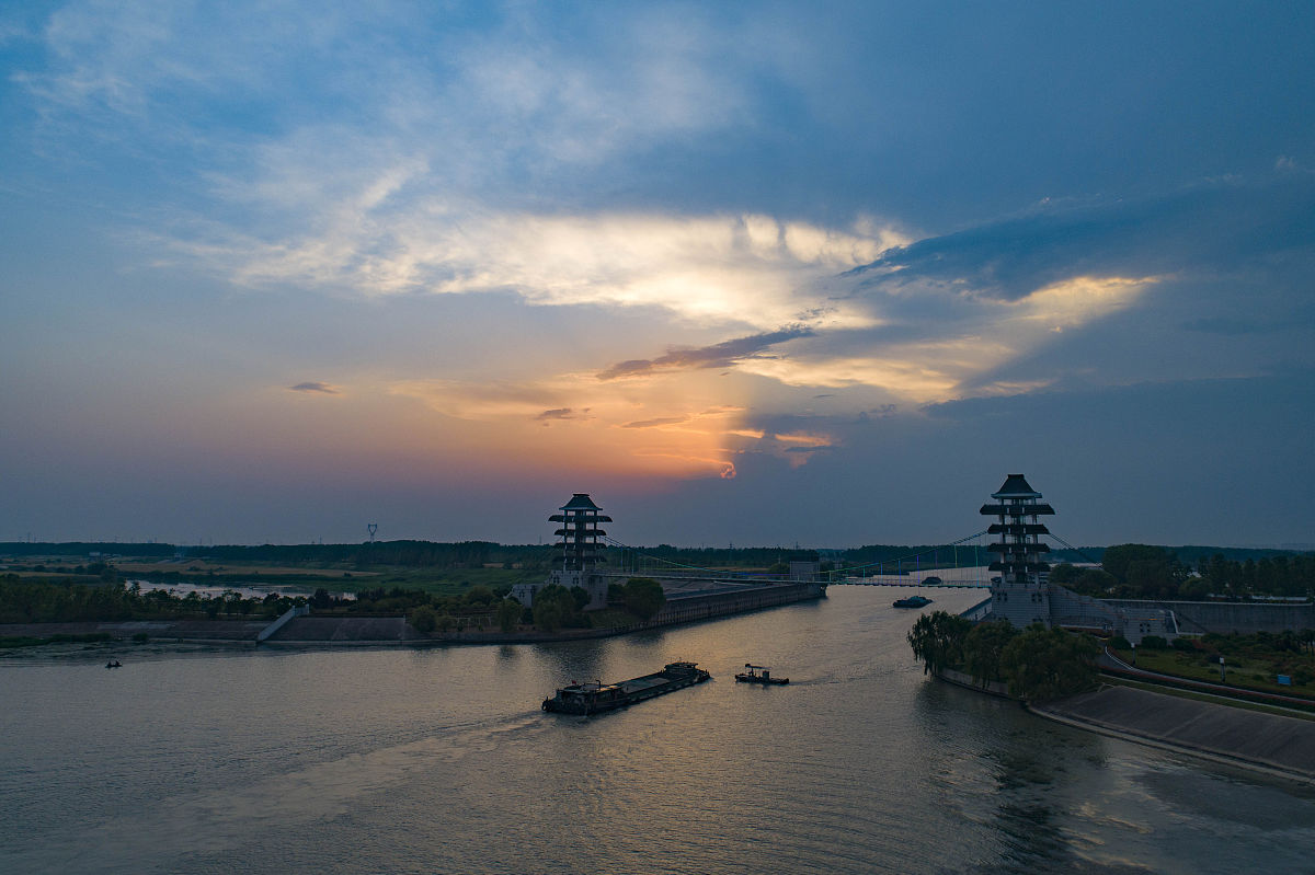2020年5月23日,江苏省淮安市,船舶航行在大运河淮安水上立交段水面.