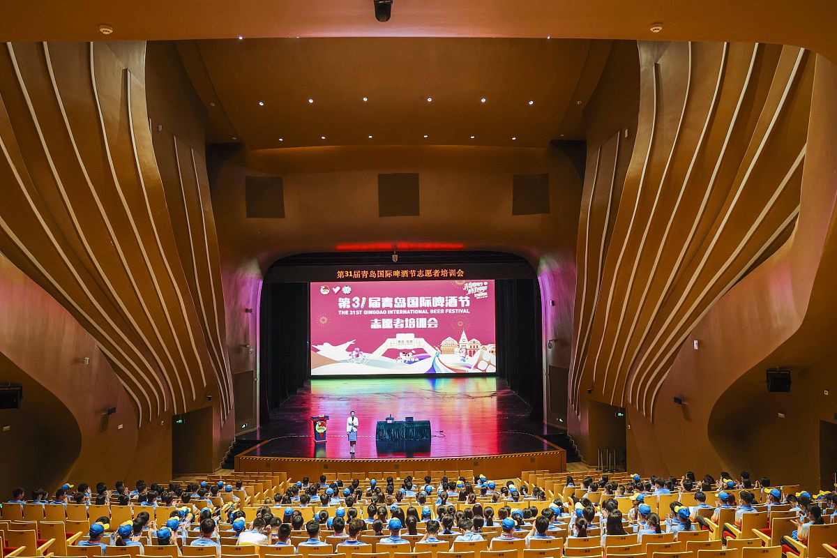 请主题为小学生在上下学及家里注意文明礼仪的演讲稿。