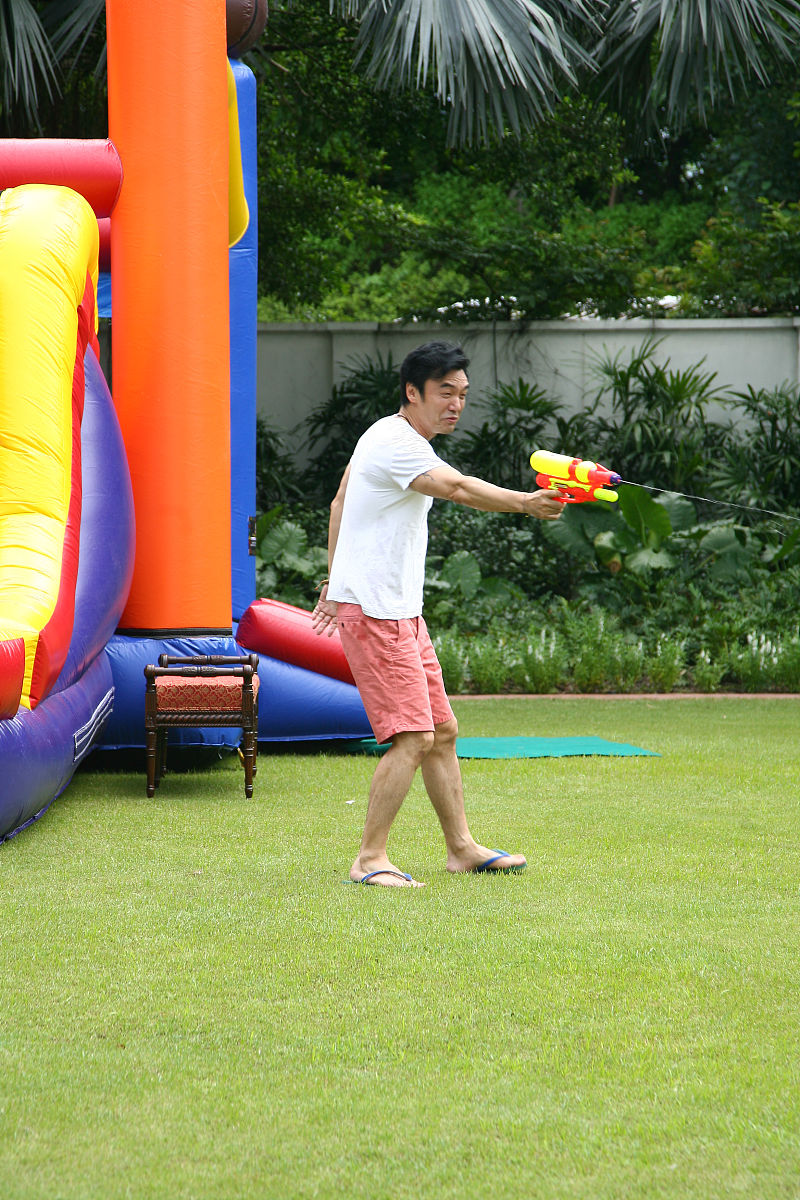 2012年8月16日,香港,钟镇涛(阿b)的女儿钟懿刚满八周岁,钟家上下于迪