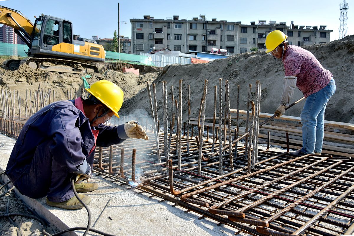 2021年10月1日,江苏南通,中铁城乡环保工程有限公司的建筑工人在江苏
