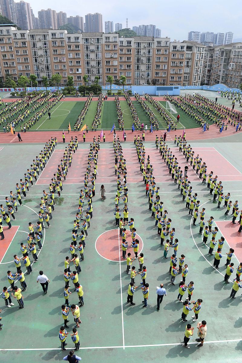 帮我改写并扩充以下句子不改变原意扩写100个字。三、	利用班会时间对学生进行规章制度文明礼仪职业道德等方面的教育。