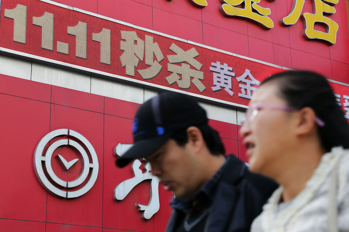 2015年11月11日,山东烟台,"双十一"购物狂欢来临,一家电商公司仓库里