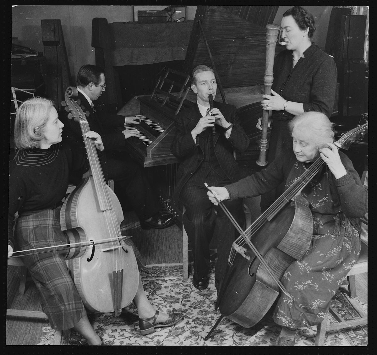 musicians playing traditional elizabethan music on instruments f
