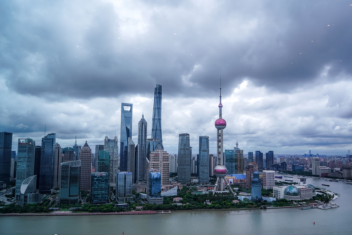 2021年8月13日,上海,暴雨将至,陆家嘴上空乌云密布.