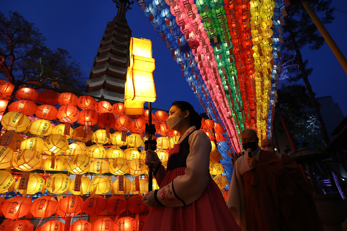 当地时间2021年5月6日,韩国首尔,佛诞节将至,僧侣与民众手持花灯迎接
