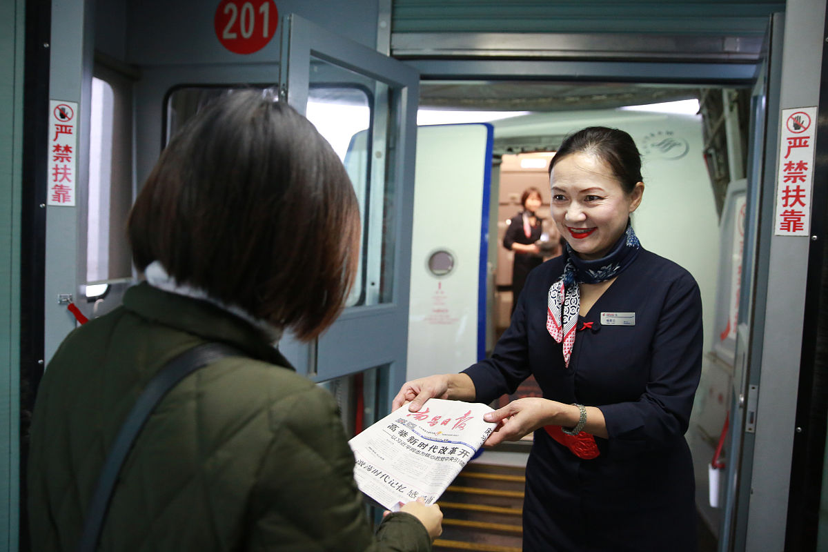 桂林导游李某到机场迎接乘CZ3303航班由广州来的散客王先生在该航班抵达后却