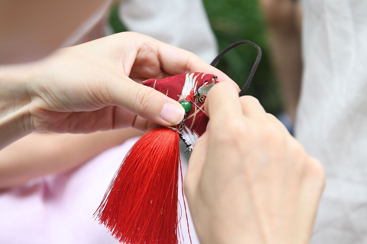 哈哈公司端午节活动：包香囊、编织五彩手链，感受传统文化魅力