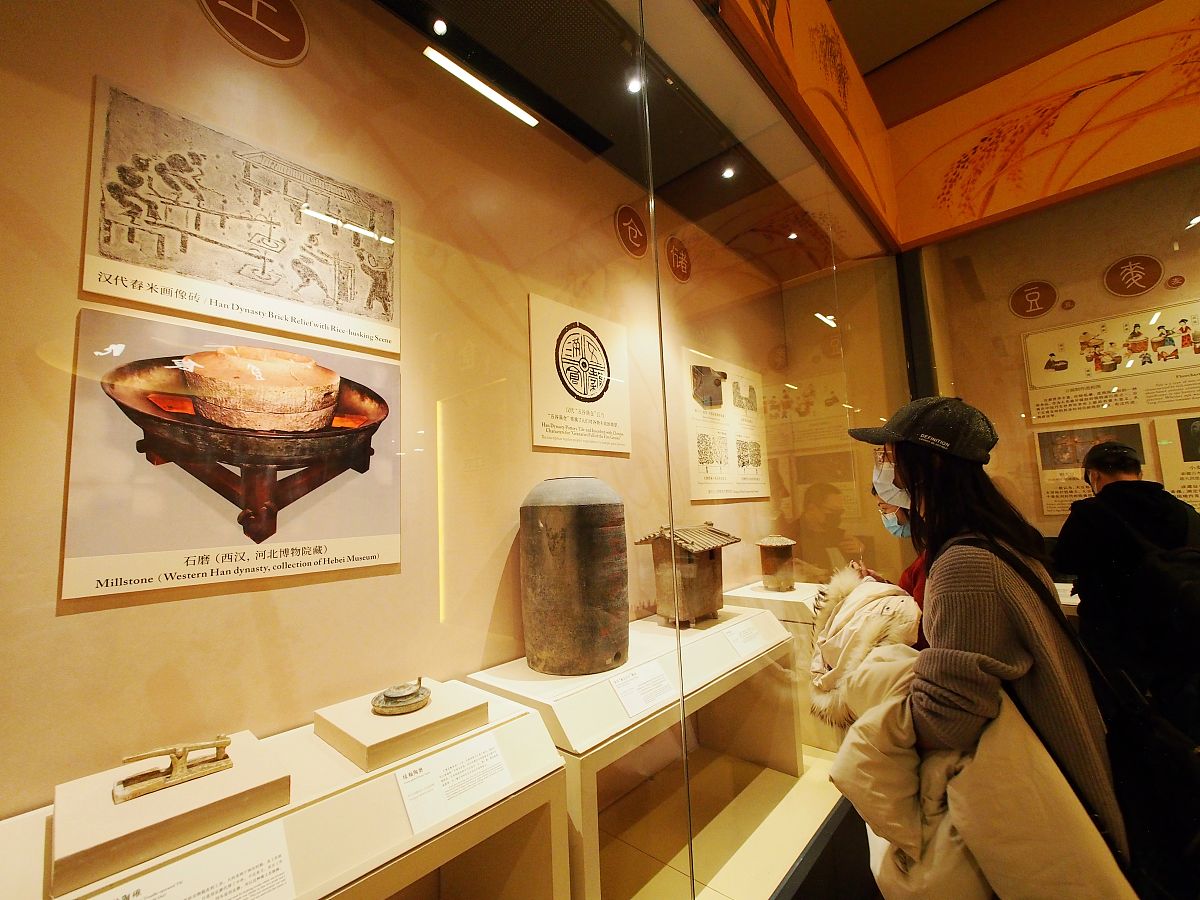 基于猪坚强形象的安仁建川博物馆文创纪念品设计研究