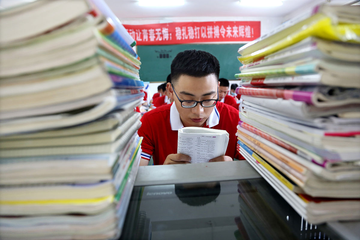 2020年6月9日,江苏连云港高级中学高三(1)班学生正在抓紧时间复习,备