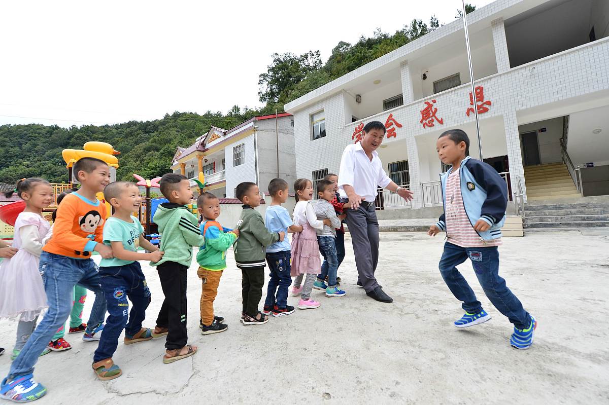 2018年9月1日,湖北省襄阳市保康县歇马镇莫家垭教学点教师乔永斌和学