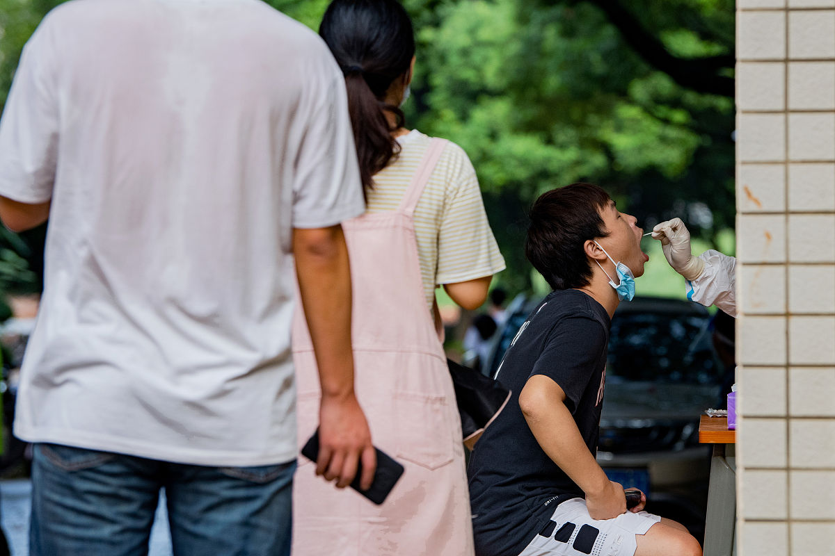 程智杰和谭旭的爱情故事校园要求甜蜜被老师发现顶撞父母1000字