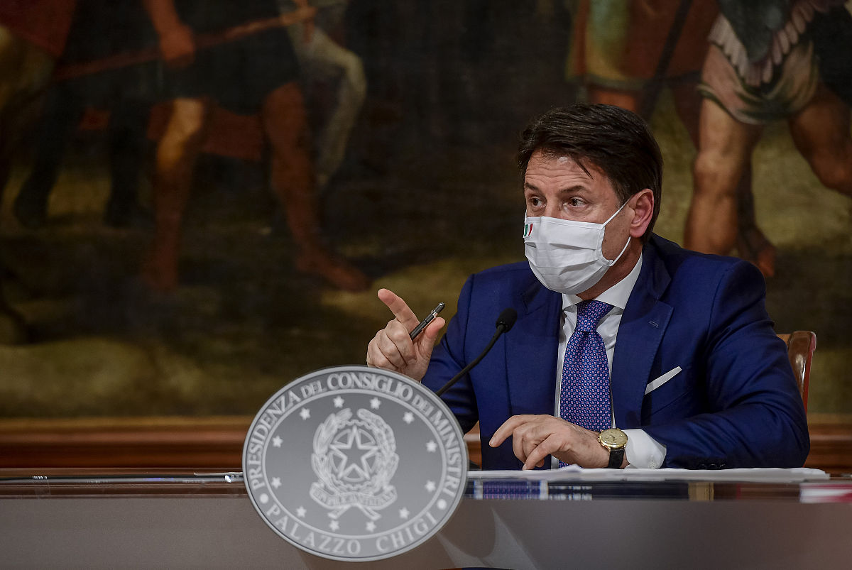 7项目经理发现团队成员正在饶有兴趣地开发他们认为很有价值的功能但这些功能并不在项目范围说明书中项目经理非常担心这样下去项目的工期和成本都会脱离计划。项目经理应该怎么做？ A 及时更新项目范围说明书将团队成员的开发工作纳入其中 B 鼓励团队成员创新并与变更控制委员会沟通以获得批准 C 评估范围蔓延对项目的影响并汇报给项目发起人 D 向团队成员强调任