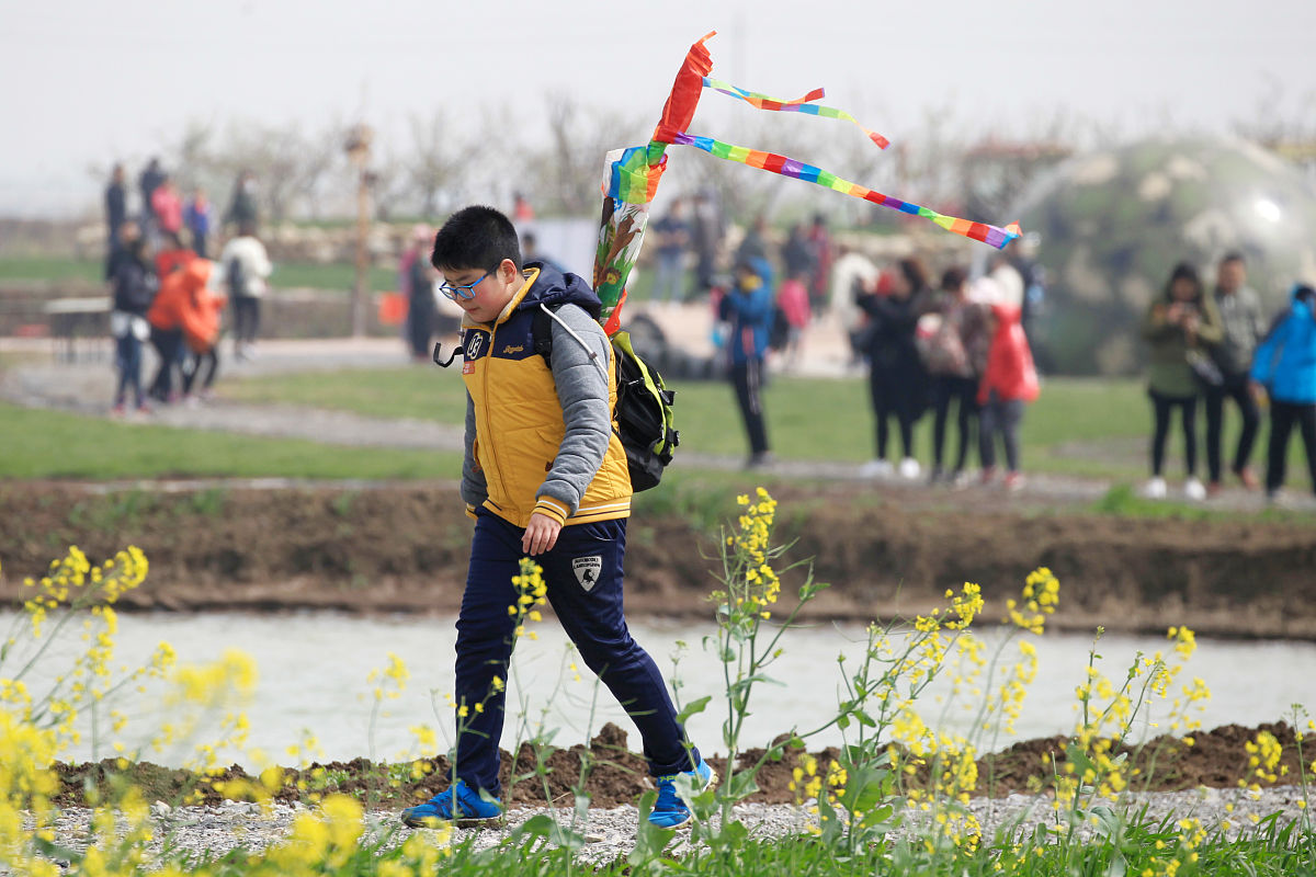 清明节：时间、习俗与意义 - 扫墓祭祖，缅怀先人