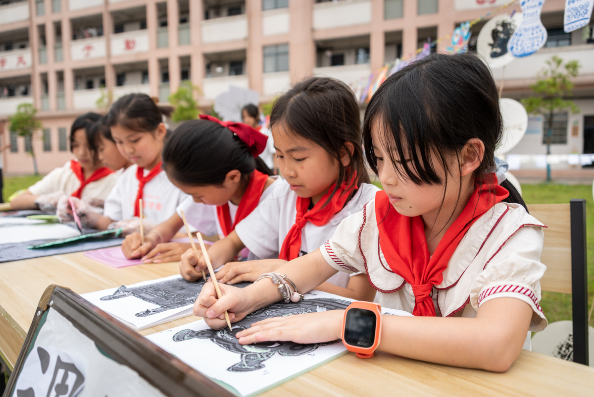 勤奋的小学生小明：学习和成长中的榜样