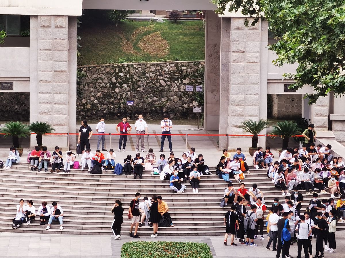 二十年光阴似箭，任弼时中学情怀永存 - 一首追忆青春的诗