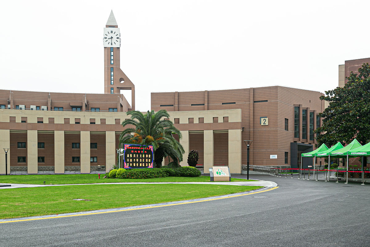 2020年7月7日,上海市长宁区茅台路上海市延安中学.