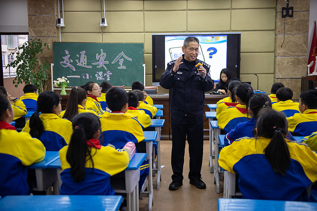开展法治进校园调研活动，调研地点为深圳市翠园中学初中部、深圳市翠园中学东晓校区，调研时间为3月21日，每个学校调研时长分别为1个半小时，参与调研人员为区司法局局长方成军、司法局副局长赛育霞、区司法局依法治区办秘书科工作人员、两所学校校长及负责法治的工作人员、教育局相关工作人员，调研内容为1.介绍近年来在校园开展法治宣传教育工作的情况；2.介绍学校道德与法治课程开展和师资配备的情况；3.听取学校关于各部门开展普法进校园活动的意见建议。给教育局发一个通知，按以上要素分点写