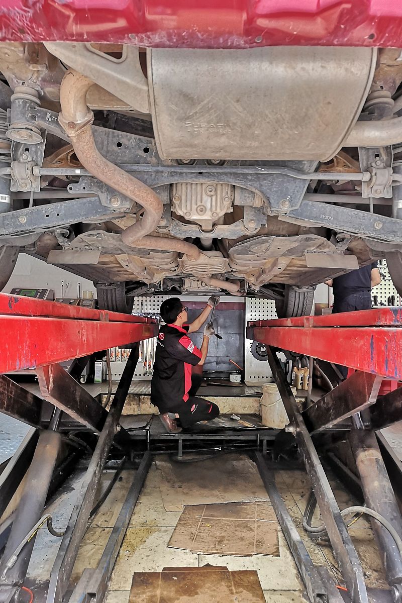 请将下面这段话进行改写并润色这一优势将使高强度钢和超高强度钢在汽车车身、底盘、转向和悬架等零部件上的应用持续增加。