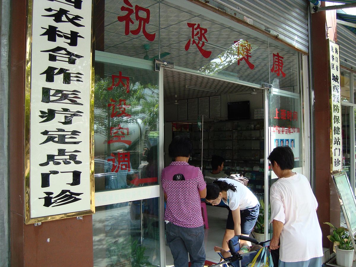 选项	小计	比例A、药店	99	4286B、医院	86	3723C、私人门诊	46	1991请根据以上数据内容写一篇关于枣园社区居民购药场所的调查结果分析不得少于800字。