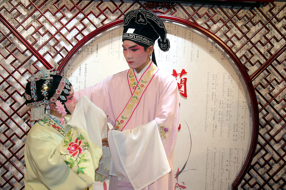 2020年6月27日,苏州,演员在苏州山塘昆曲评弹馆表演昆曲《牡丹亭》片