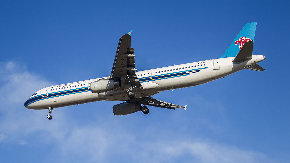 从北京出发南方航空和中国联合航空去同一个地点出发时间相差半个小时的地点有哪些