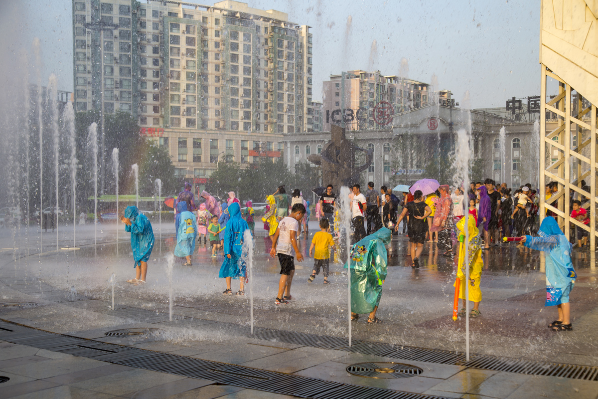 唐山站帮我用200字详细描述