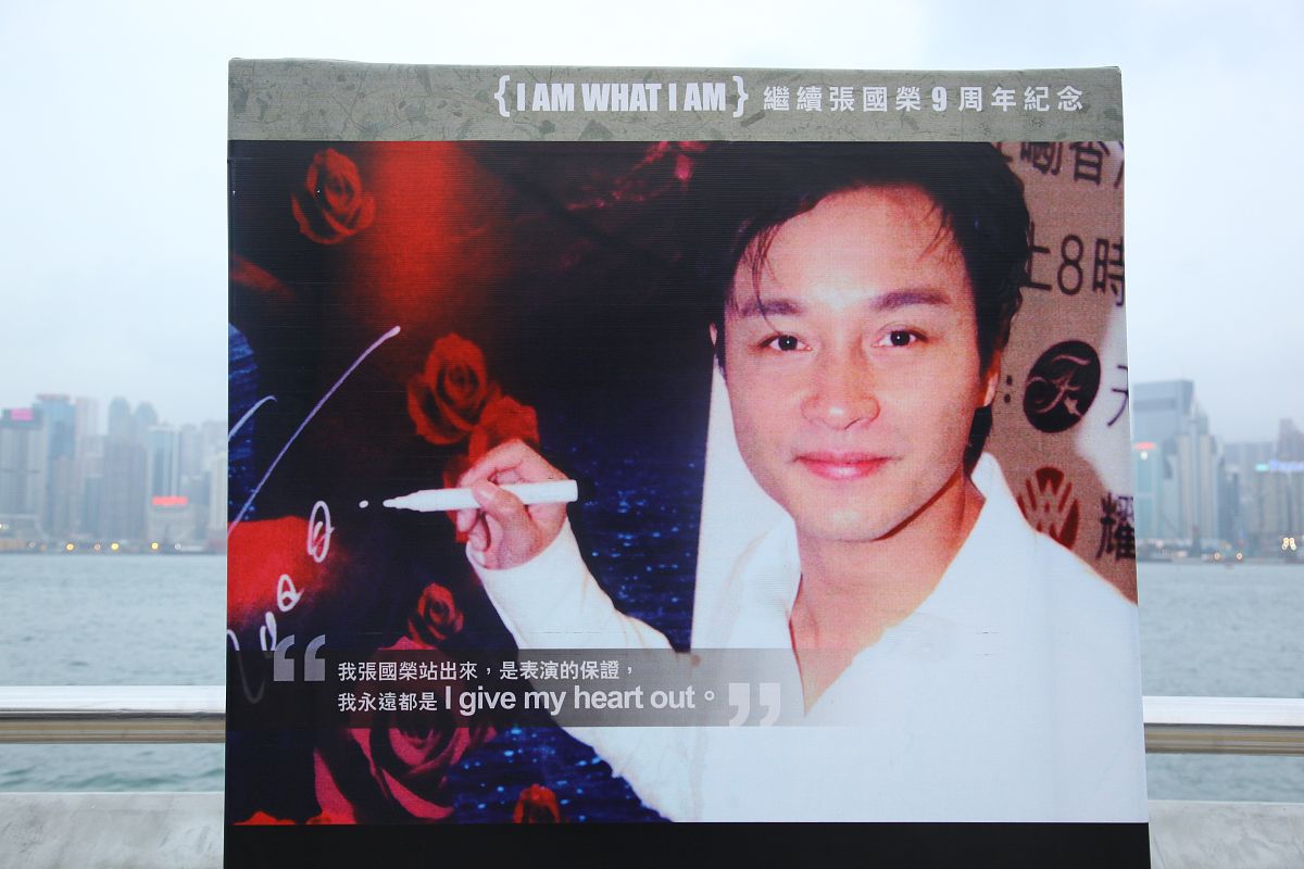 张国荣：香港传奇巨星的一生 - 歌影双栖天王的辉煌与落幕