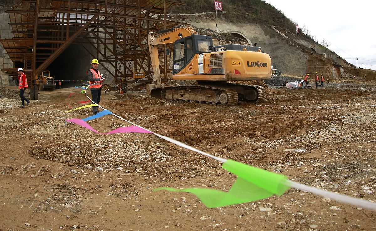 公路施工技术：碾压施工中的初压、复压和终压详解