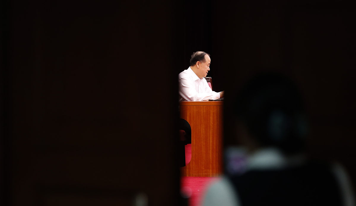 2014年06月06日,山东省青岛市,莫言举办题为《<strong>小说</strong>与故乡》的讲座.