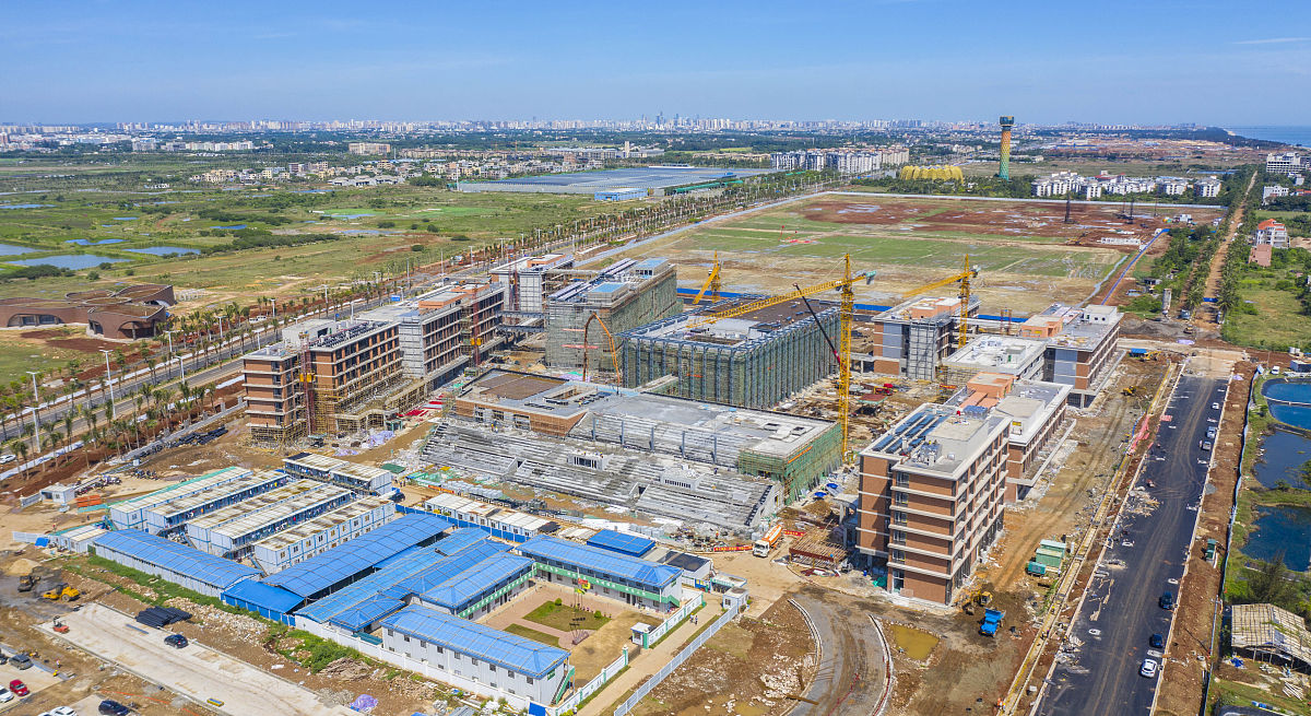 请编写黄石新港由运输港向贸易港和枢纽港转型发展规划调查项目的10万元总经费预算分项构成主要包括差旅费、劳务费、会议费和宣传费等并按有关规定合理开支。