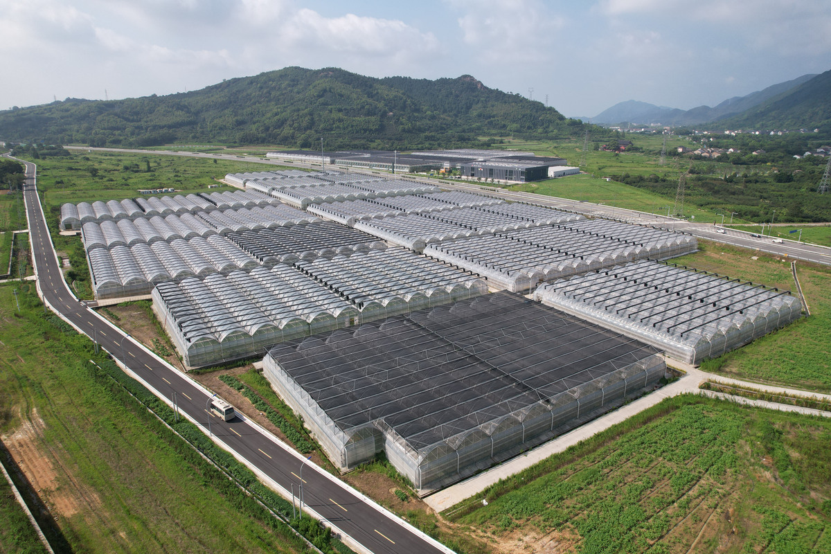 牧原集团兴建了养殖场在循环农业方面我村与牧原集团合作大力发展畜牧业与种植业实现了资源循环利用和效益最大化。绿途公司也在该村为百姓带来了就业机会实现了超过200人的就业目标。100亩梨树园 30亩鱼塘 养鸭专业户 家庭农场 根据英山村特色产业 相关简介200字